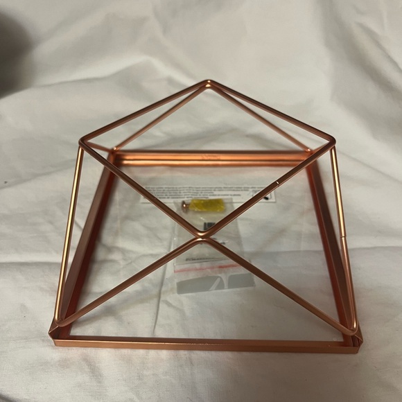 Umbra Geometric Metal Display Frame in Copper 6” square - Picture 3 of 7